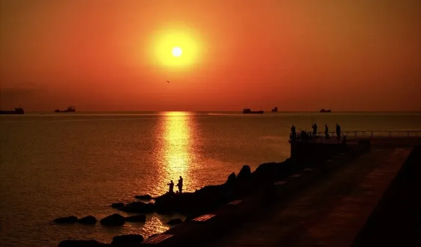 Samsun’da gün doğumu gökyüzünü kızıl renge bürüdü