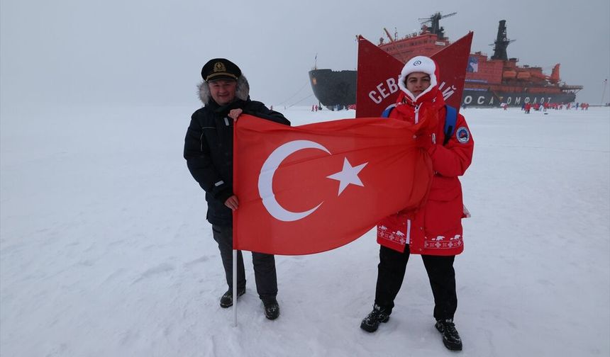 Alper Tapkı, Kuzey Kutbu'nda Türk Bayrağını Gururla Dalgalandırdı