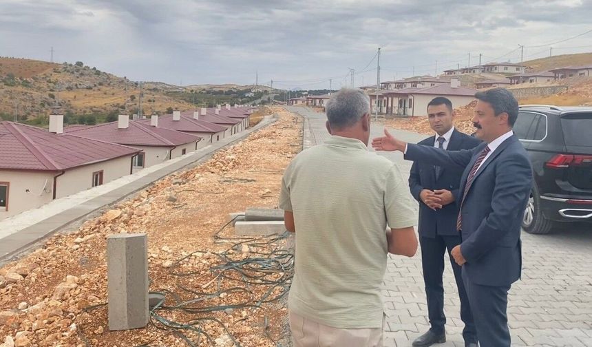 Şambayat’taki Deprem Konutlarında Çalışmalar İncelendi