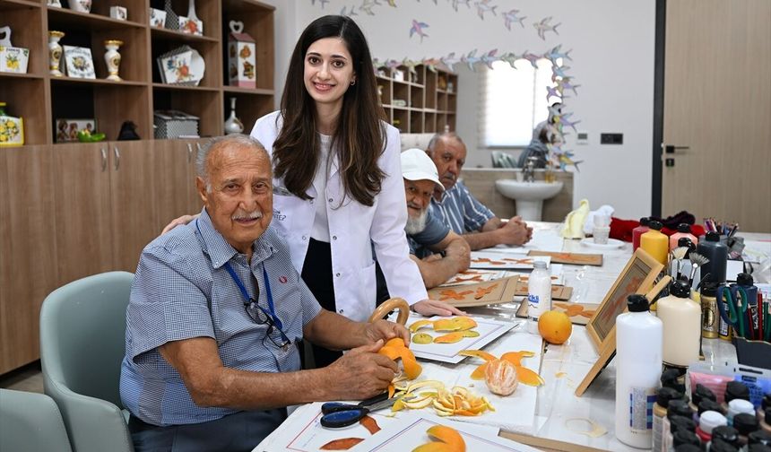 82'lik Ressam Muzaffer Güner, Hastalıkla Sanatla Mücadele Ediyor