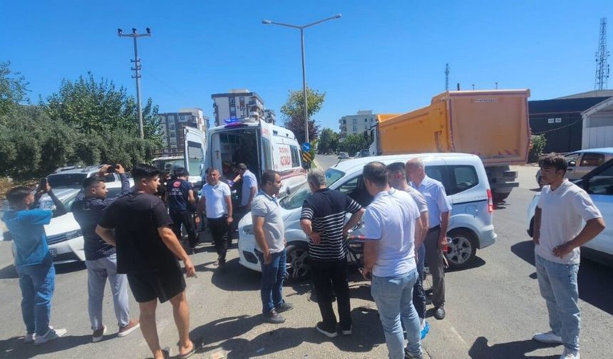 Adıyaman’da Motosiklet ile Hafif Ticari Araç Çarpıştı