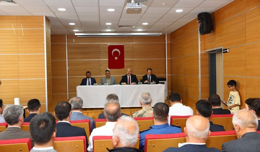 Gerger'de Vali Küçük, Muhtarlarla Sorunları Ele Aldı