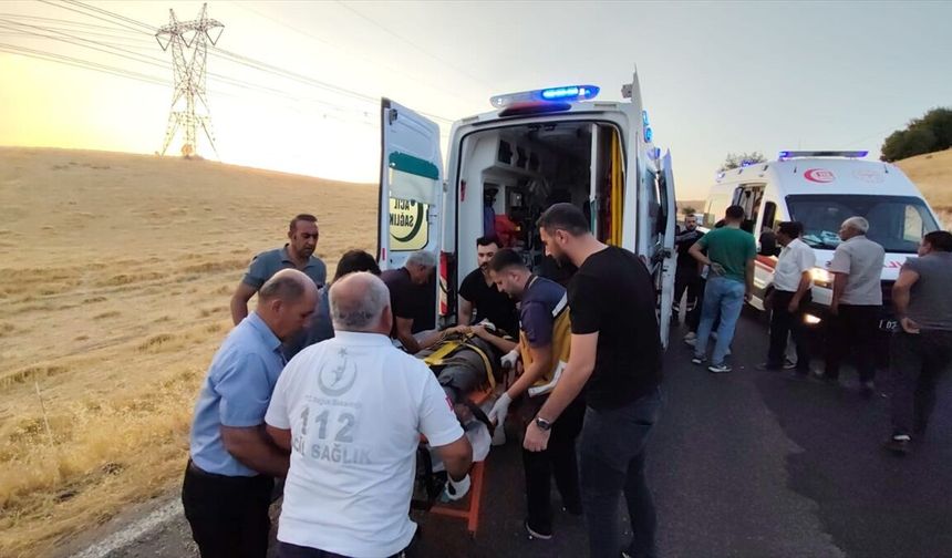 Besni'de İki Otomobil Çarpıştı: 8 Kişi Yaralandı