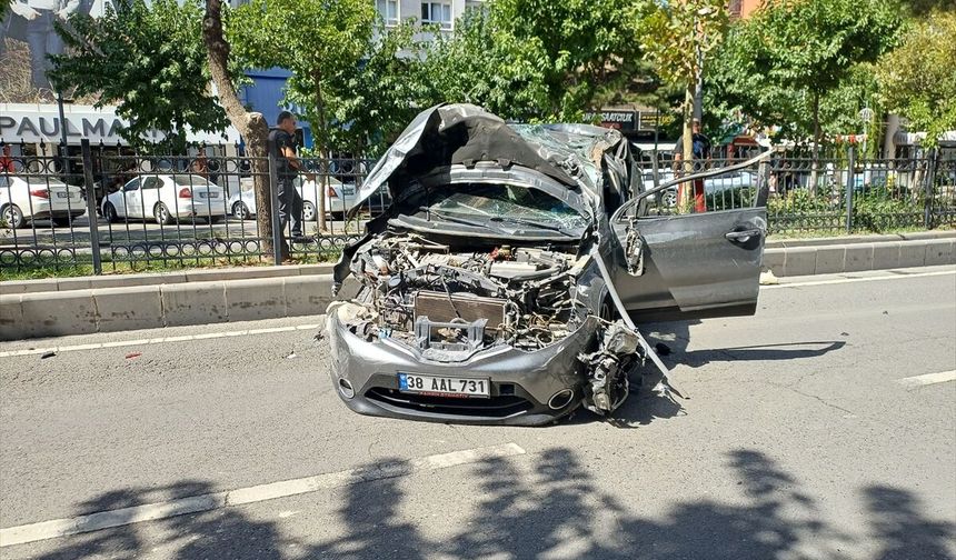 Batman'da hafif ticari araç ile SUV tipi aracın çarpıştığı kazada 1 kişi yaralandı