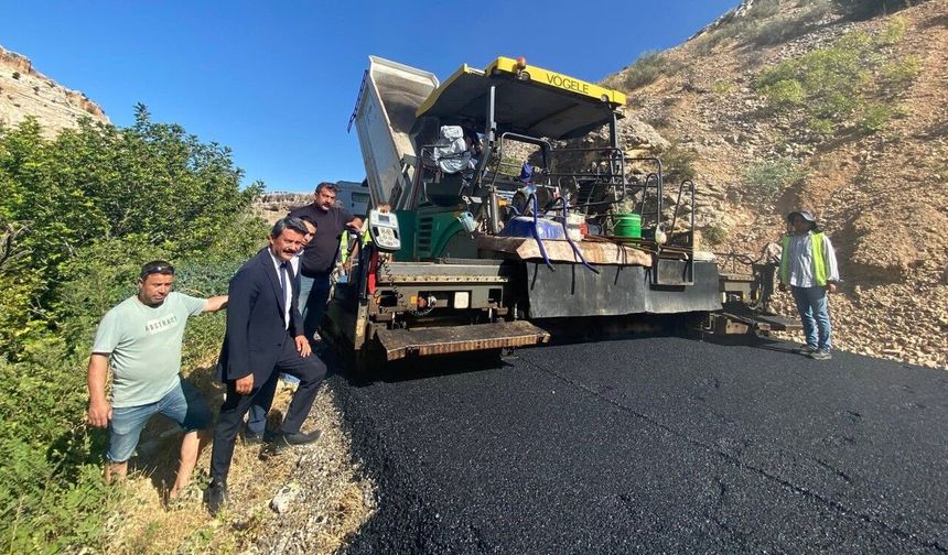 Besni–Oyratlı Bağlantı Yolu Sıcak Asfaltla Yenileniyor