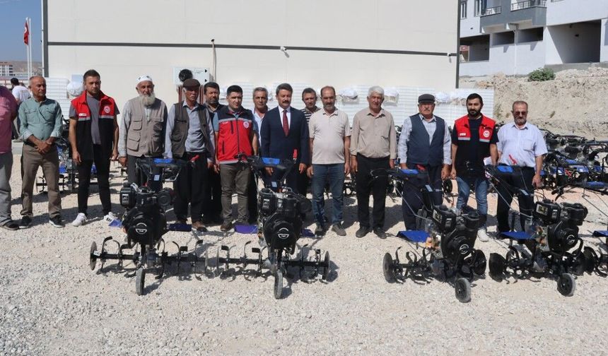 Besni’de 49 Çiftçiye Çapa Makinesi, 13 Fırıncıya Hijyen Desteği