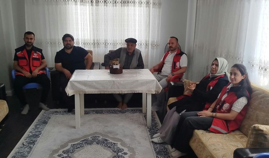 Besni’de 76 Yaşındaki Mehmet Amca’ya Doğum Günü Sürprizi