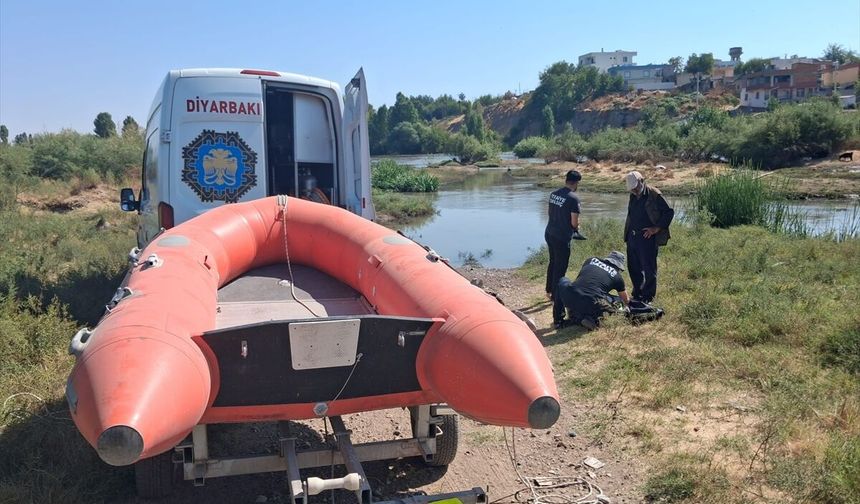 Diyarbakır'da Dicle Nehri'nde Mahsur Kalan Hayvanlar Kurtarıldı