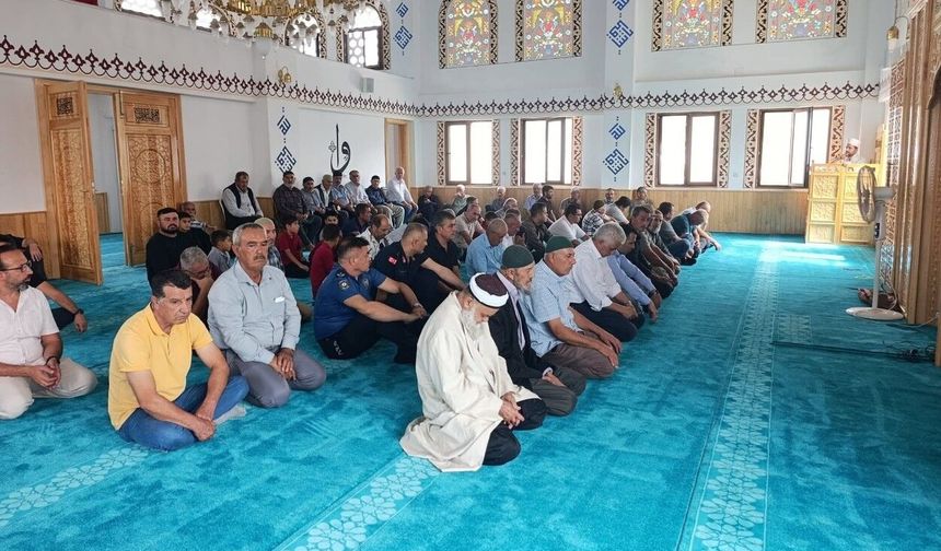Depremde Yıkılan Aşağı Karaburun Camii Yeniden Açıldı