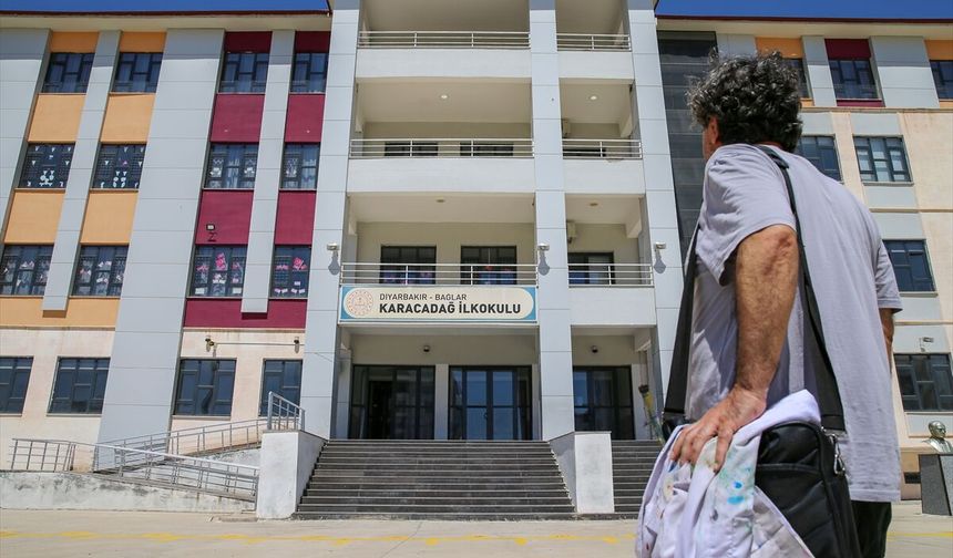 Diyarbakır'da okul duvarları tarih anlatıyor.