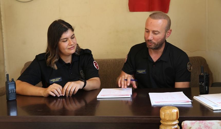 İtfaiyeci Çift Zorlu Görevlerde Birbirlerine Destek Oluyor