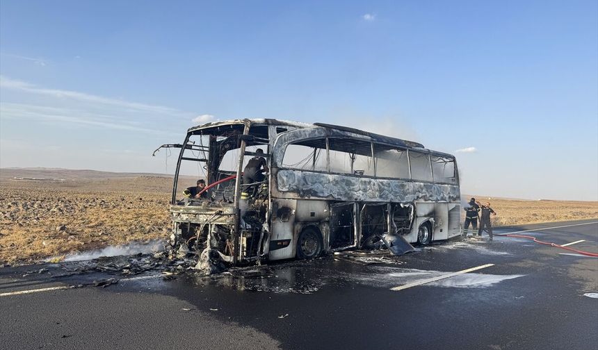 Şanlıurfa Siverek'te Yolcu Otobüsü Yandı