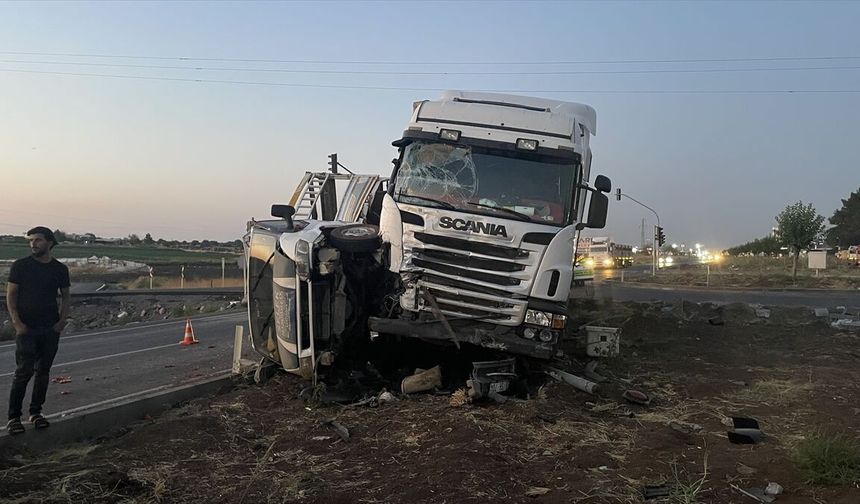 Şanlıurfa'da Tır ve Kamyonet Çarpıştı: 3 Yaralı