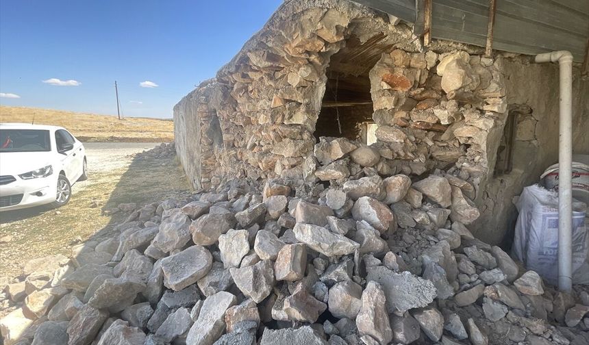 Karaköprü Pınarbaşı'nda deprem hasara yol açtı