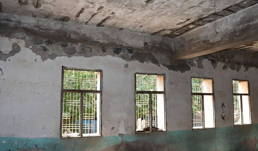 Silopi Başverimli'de metruk bina yıkımı başladı