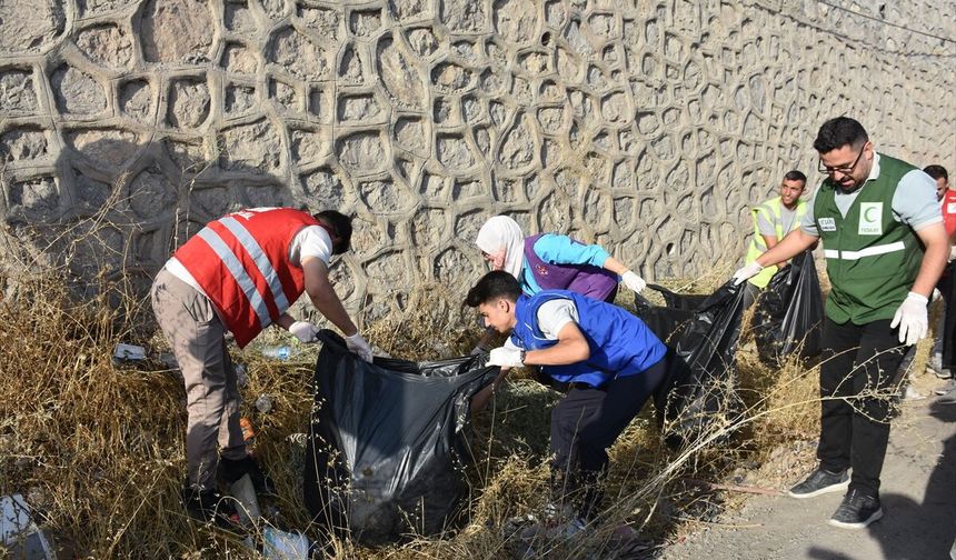 Şırnak'ta Gönüllülerden Çevre Temizliğine Destek