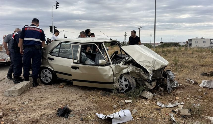 Adıyaman'da çarpışan iki otomobildeki 5 kişi yaralandı