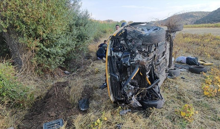 Gölbaşı'nda Devrilen Otomobilden 4 Yaralı Kurtarıldı