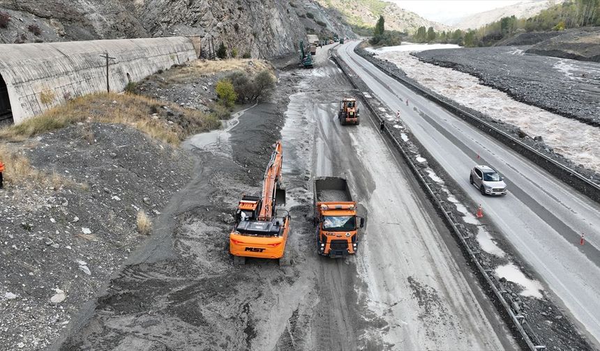 Erzincan-Erzurum Yolunda Heyelan Sonrası Temizlik Sürüyor