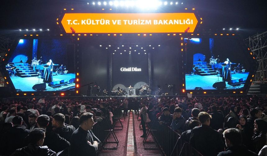 Dilan, Diyarbakır'da Sevilen Şarkılarını Seslendirdi