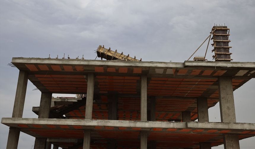 Bismil'de Fırtına: Cami Minareleri Yıkıldı, Çatılar Uçtu