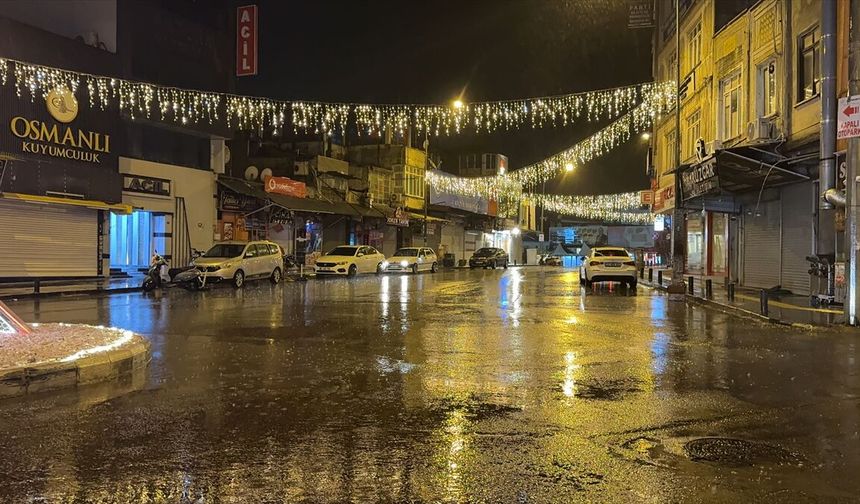 Kilis'te Sağanak Yağış nedeniyle Cadde ve Sokaklar Göl Oldu