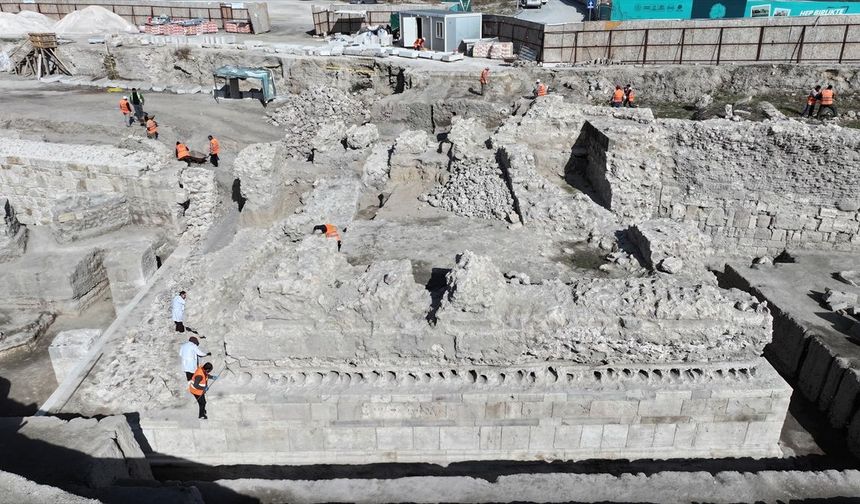 Larende'de 195 Metrelik Sur Duvarı Açığa Çıkarıldı