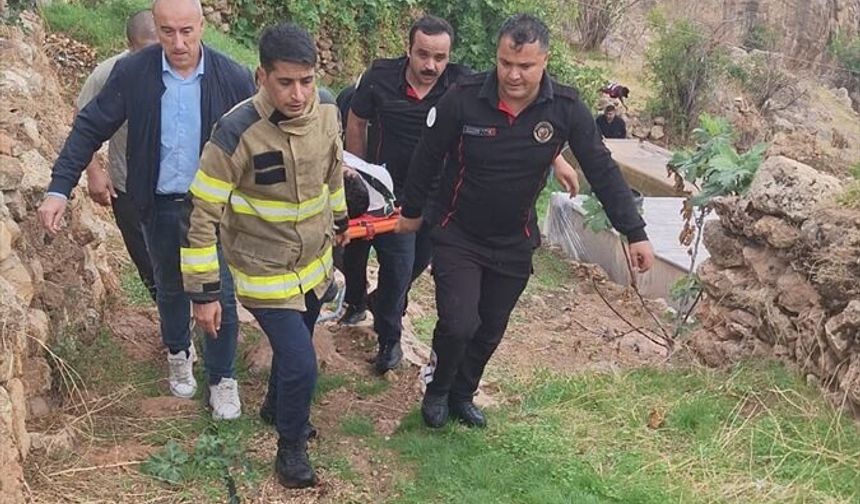 Kızıltepe'de Şarampole Devrilen Otomobilin Sürücüsü Yaralandı