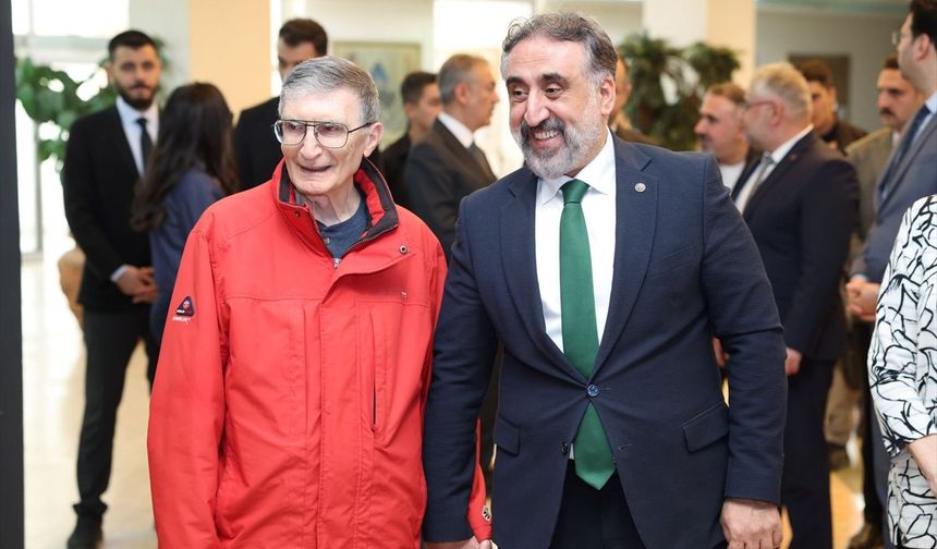 Aziz Sancar'a Üniversitede 'Artuklular' Kitabı Takdim Edildi