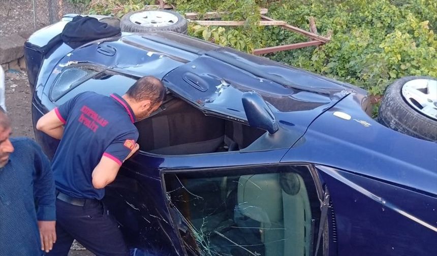 Kurtalan'da Otomobil Evin Bahçesine Devrildi