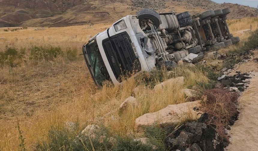 Siirt'te devrilen tırın sürücüsü yaralandı